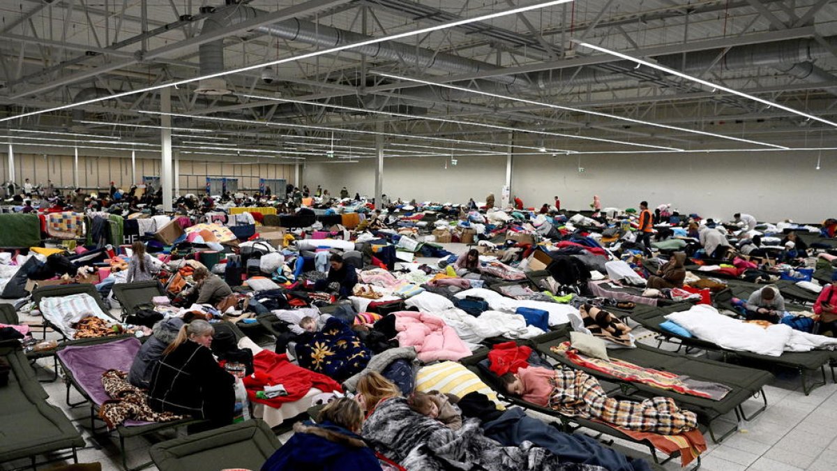 Refugiados descansan en un punto habilitado en Przemysl, Polonia.