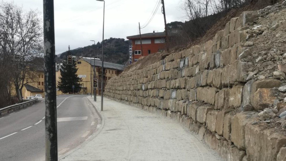 L’escullera que s’ha construït a l’entrada del Pont.