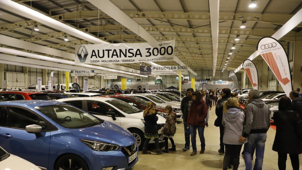 Público en una feria de vehículos de ocasión en Lleida.