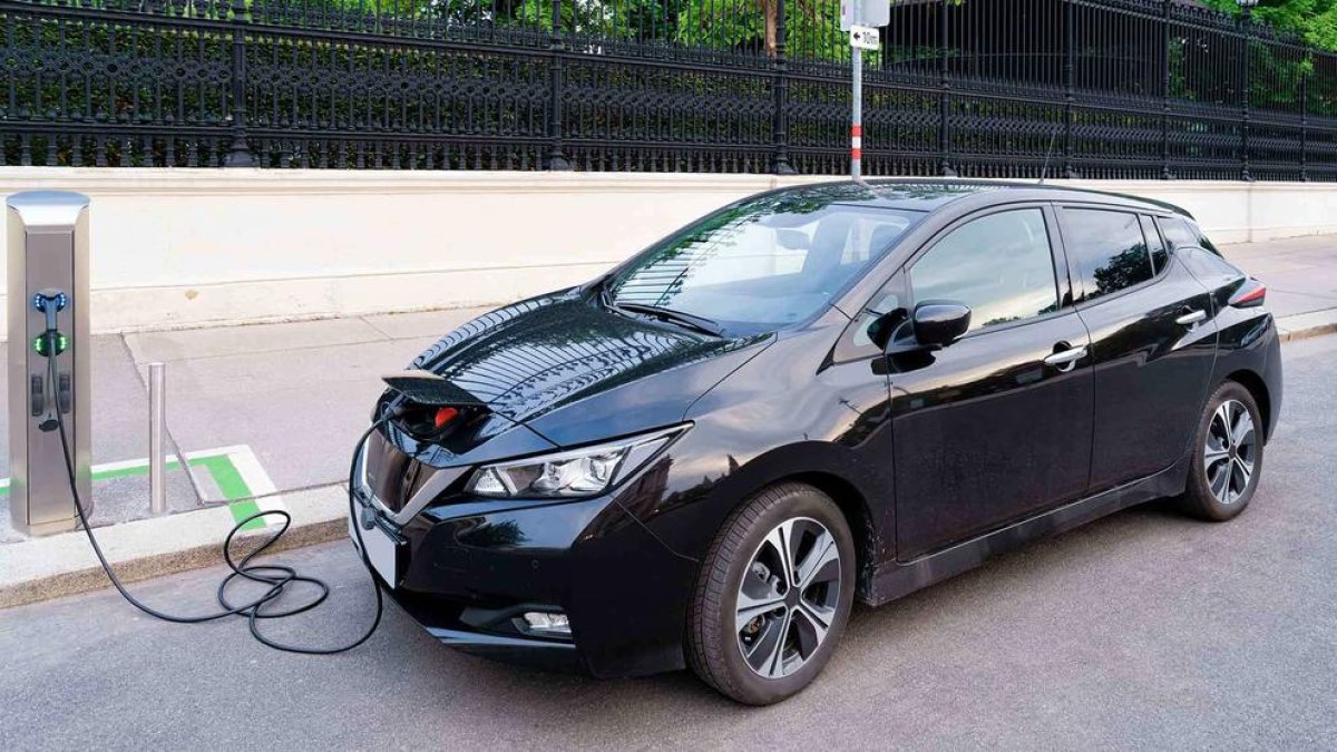 Les vendes de cotxes electrificats superaran les de dièsel i gasolina en la primera meitat de l'any 2023.