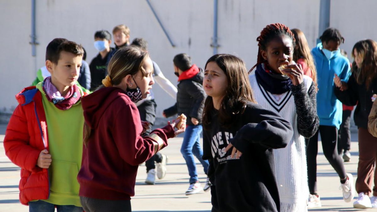 Niños y niñas juegan en el recreo sin la mascarilla en el colegio Escorial de Vic.