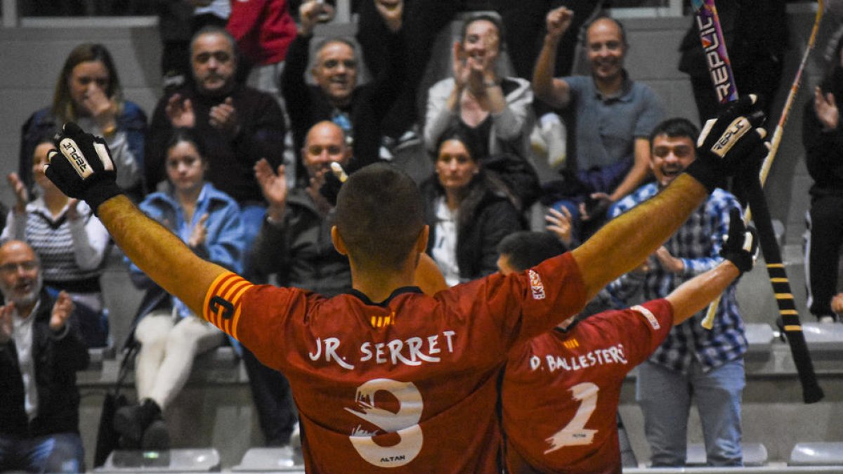 Joan Ramon Serret i Ballestero, amb un hat-trick cada un, celebren un dels seus gols.