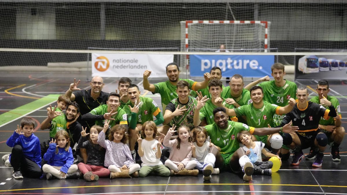 La plantilla del Rodi Balàfia Vòlei celebra la victoria al final del partido.