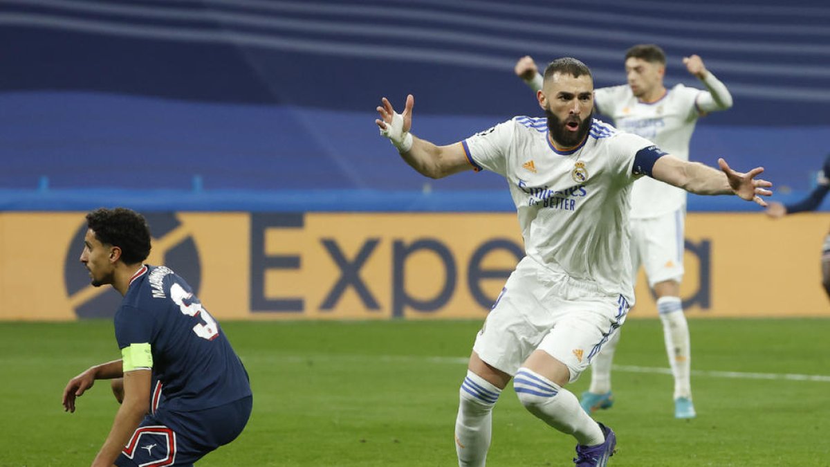 Benzema celebra el gol precedit d’una possible falta del jugador madridista sobre Donnarumma.