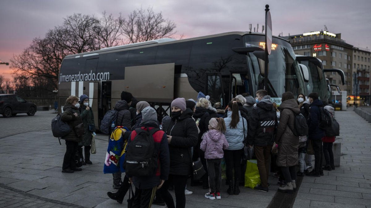 Refugiados toman un bus en Cracovia para viajar a España.