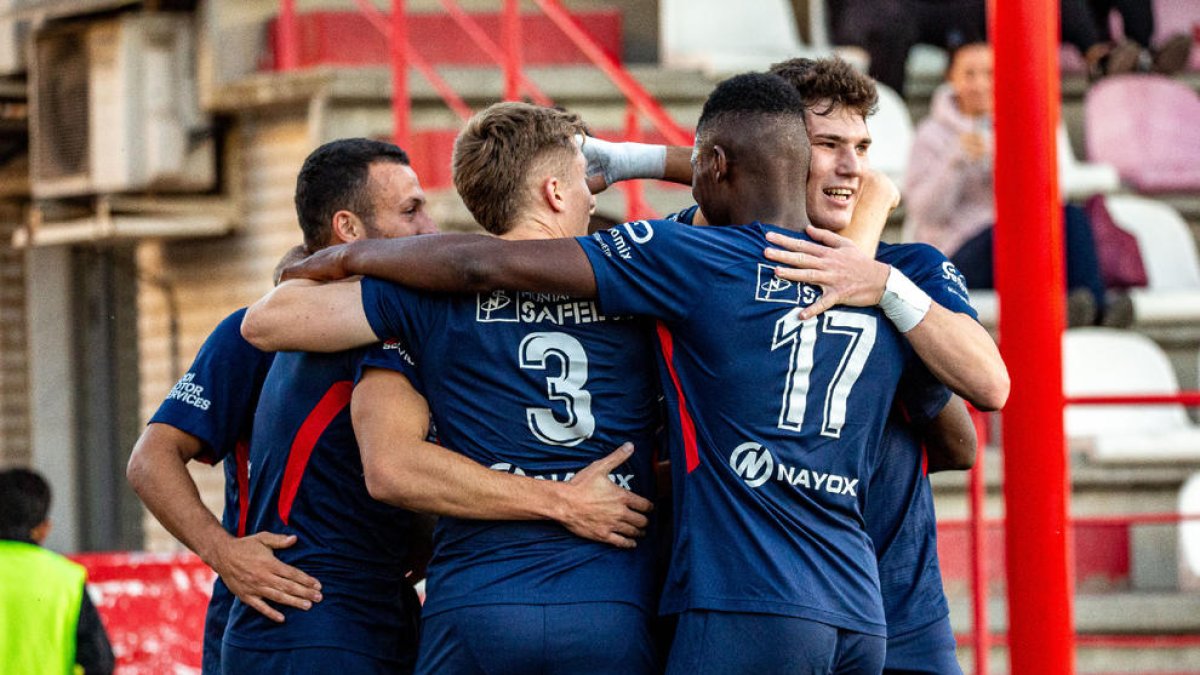 Jugadors de l’Atlètic Lleida celebren un dels seus gols.