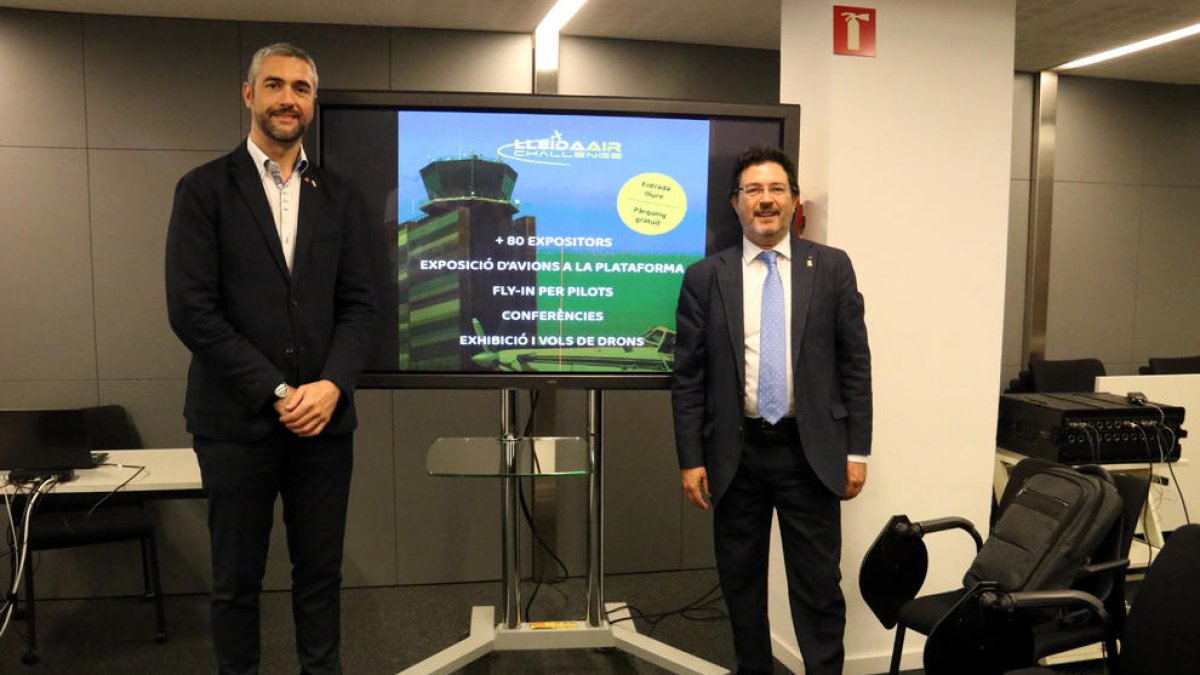 El secretario de Territorio y Movilidad, Isidre Gavín, con el delegado del Govern en Lleida, Bernat Solé, en la presentación de la feria Lleida Air Challenge 2022