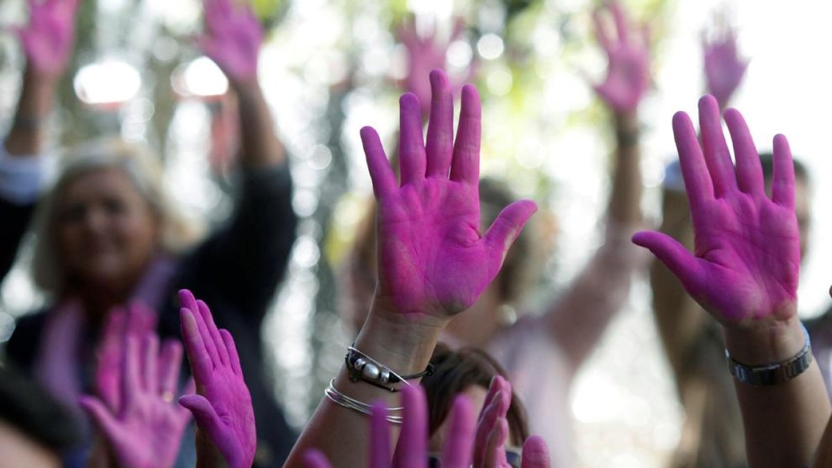 Manos pintadas de rosa, símbolo contra el cáncer de mama. 