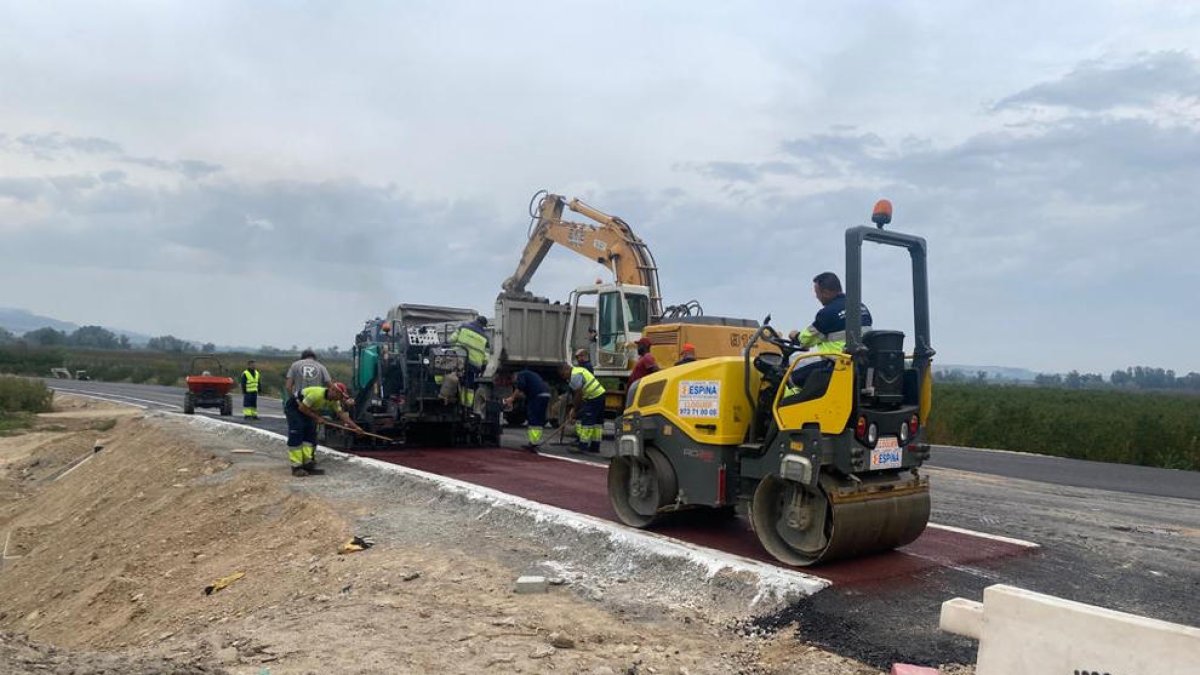 Las obras de asfaltado de la nueva variante de La Granja d’Escarp que estará lista este año.