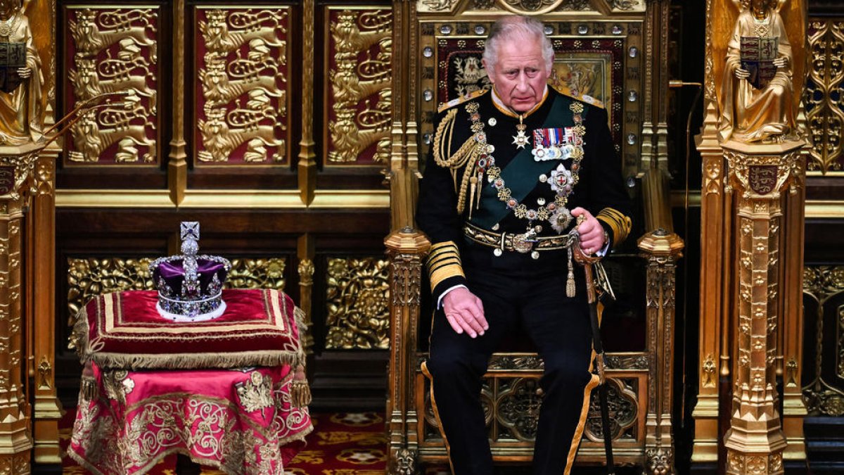 El príncipe Carlos junto a la corona imperial en Westminster.