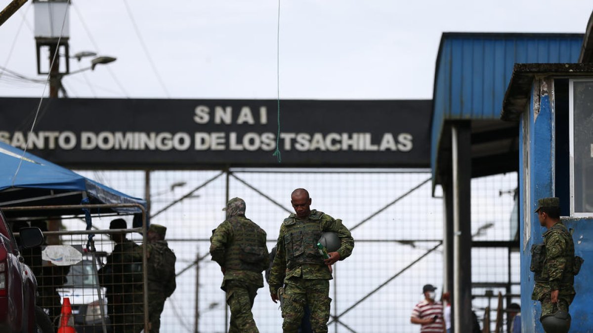 Un grup de soldats vigila la presó de Santo Domingo.