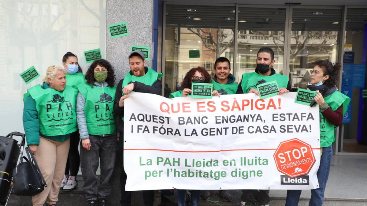 Protesta contra desnonaments - Activistes de la PAH a Lleida van protagonitzar ahir al matí una protesta davant de l’oficina del BBVA de rambla Ferran contra desnonaments en habitatges propietat d’aquesta entitat bancària.