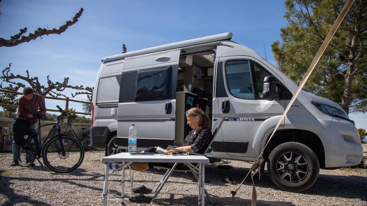 Los holandeses Karin Kamphuijs y Erik Sauer, con su autocaravana en Vinya Vilars de Arbeca.