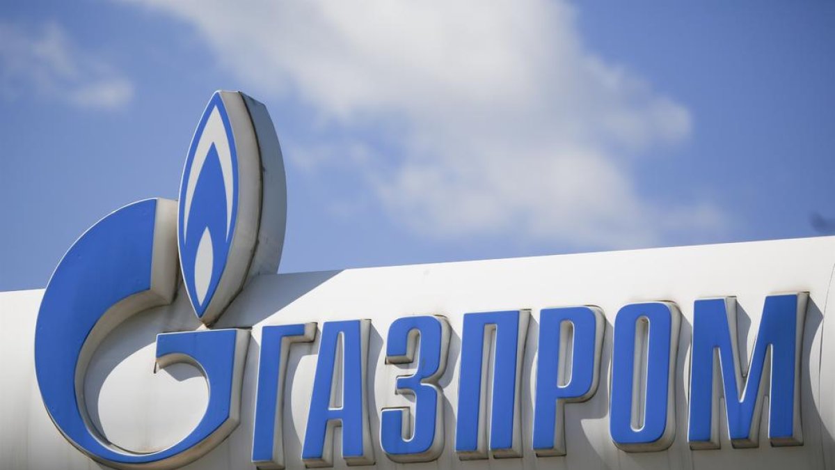 Logotipo de Gazprom en una gasolinera de Moscú