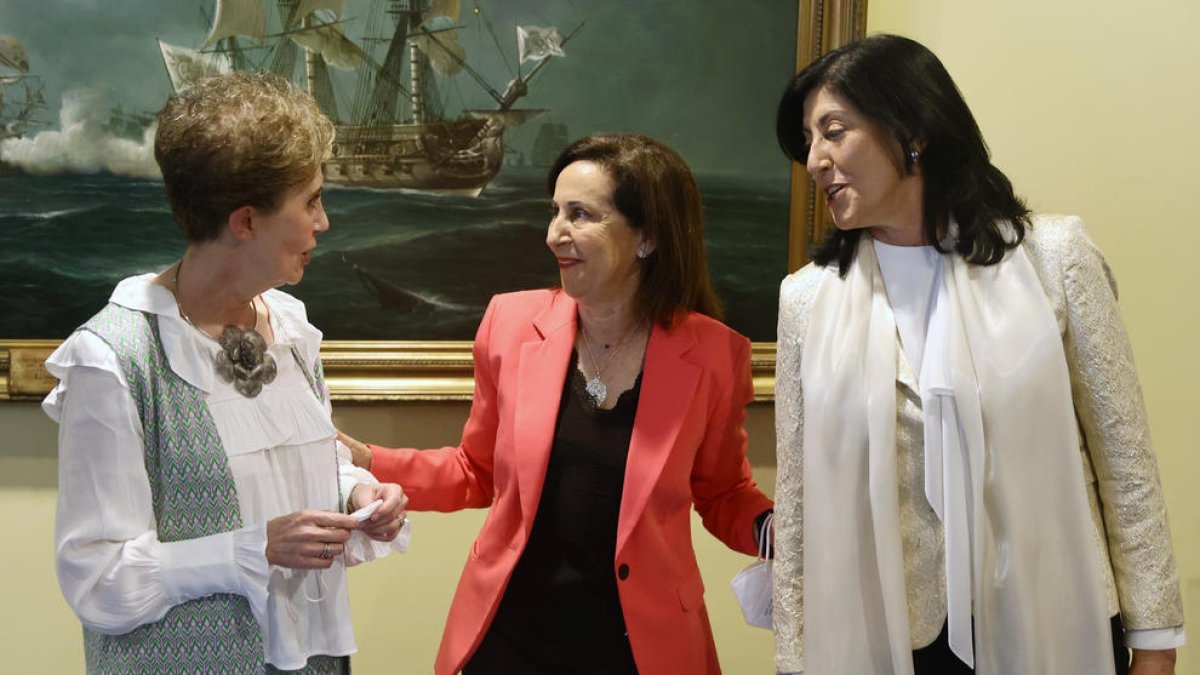 Robles posando junto a la antigua directora del CNI, Paz Esteban, y la nueva, Esperanza Casteleiro. 