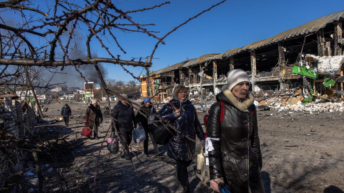 Ciutadans ucraïnesos fugint equipatge en mà de la ciutat de Butxa, controlada ja pels russos, cap a la regió de Kíiv.