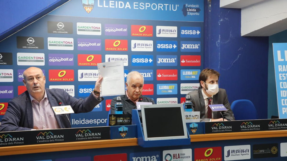 Luis Pereira, en el centro, ayer junto a Vicente Javaloyes y Marc Torres durante la rueda de prensa.