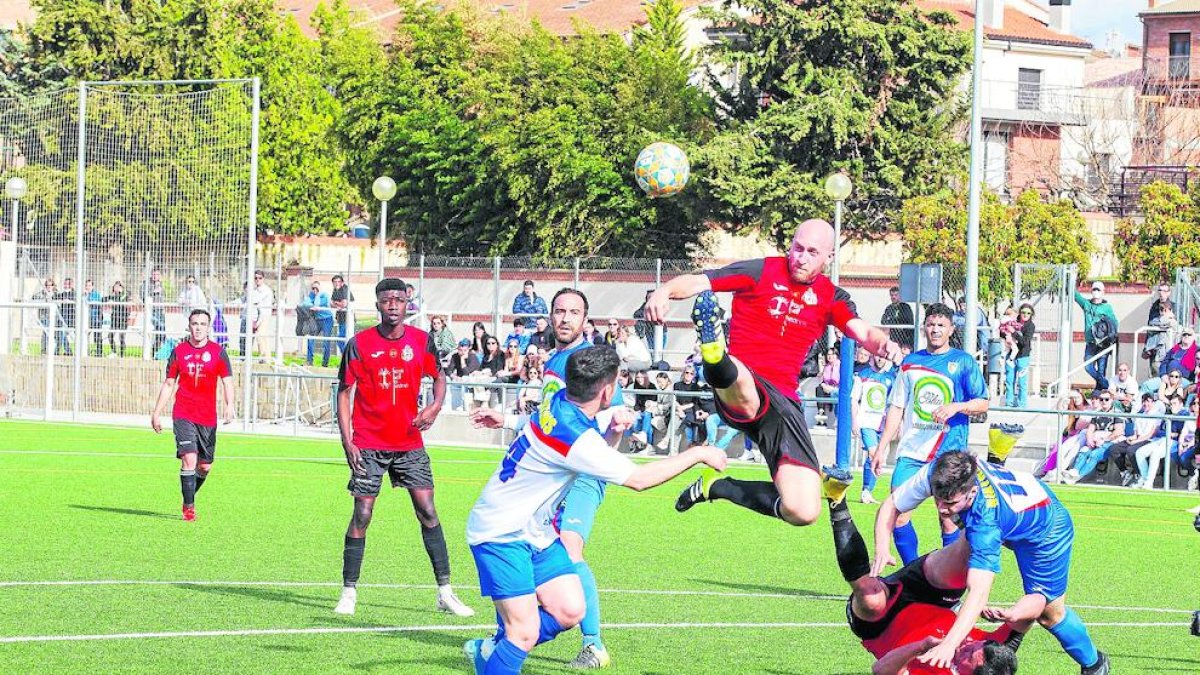 Un jugador del Tremp controla el balón de forma acrobática en el área del Ponts.