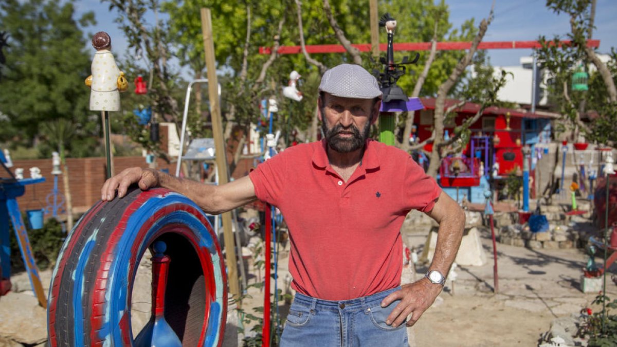 Juan Roig posa junto a uno de las instalaciones que tiene en el patio de su casa de Ciutat Jardí.