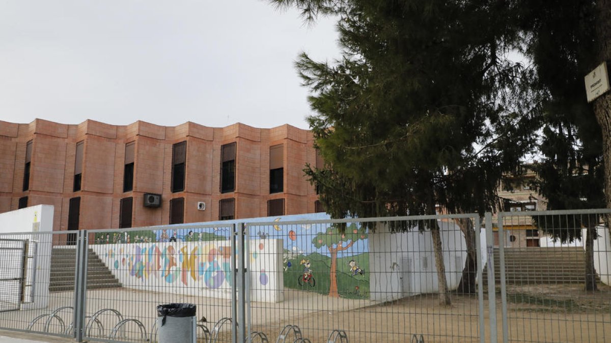 Imatge de l’escola Jaume Miret de Soses, on s’instal·laran plaques solars.