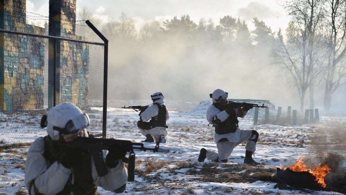 Soldats russos participen en unes maniobres militars a la regió de Moscou.