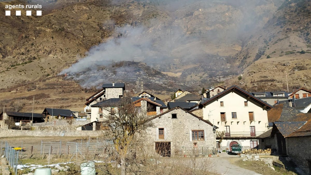El nucli urbà d'Espot (Pallars Sobirà) on es veu, al fons, la zona afectada per l'incendi forestal declarat a la zona del Solau