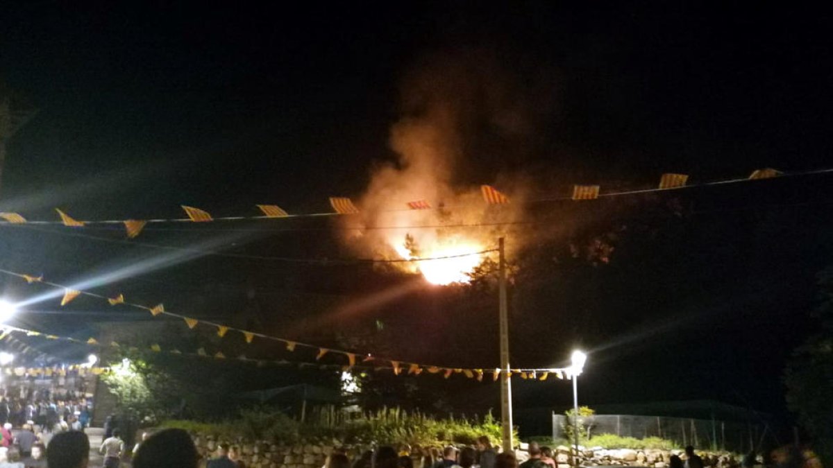 Expectación entre el público de las fallas por el incendio la noche del sábado en Erill la Vall. 