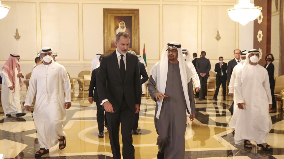 Felip VI conversa amb el xeic Mohamed bin Zayed al-Nahyan.