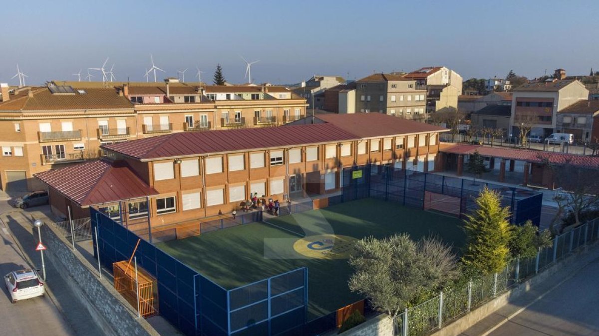 La escuela Sant Guim de Freixenet, con la mitad de niños aislados