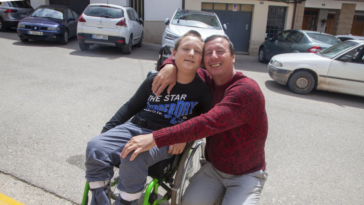 El alumno Livius Spinu, junto a su padre.