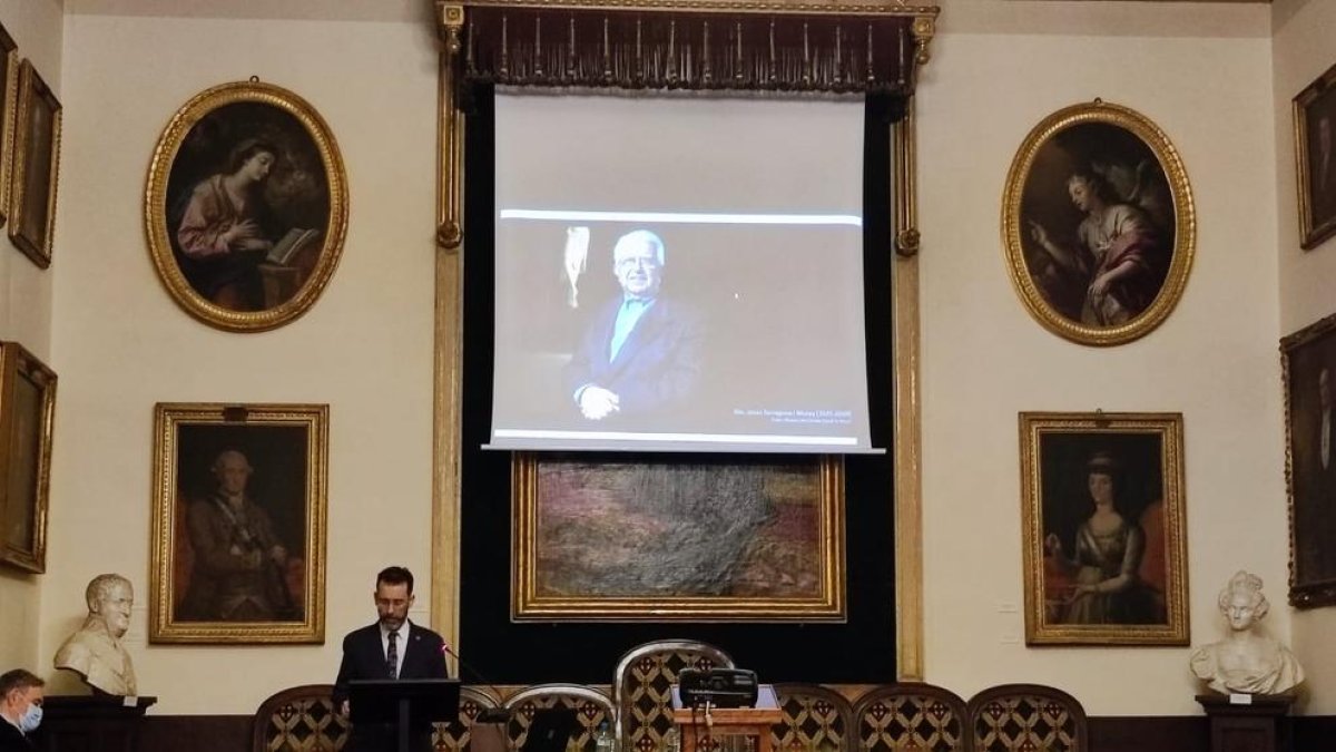 Alberto Velasco durante la lectura de su discurso de ingreso.