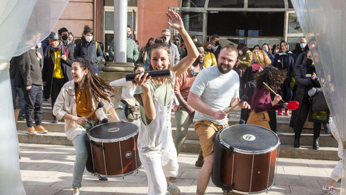 El grupo leridano Sound de Secà puso la música al finalizar la presentación en el Ateneu de Tàrrega.