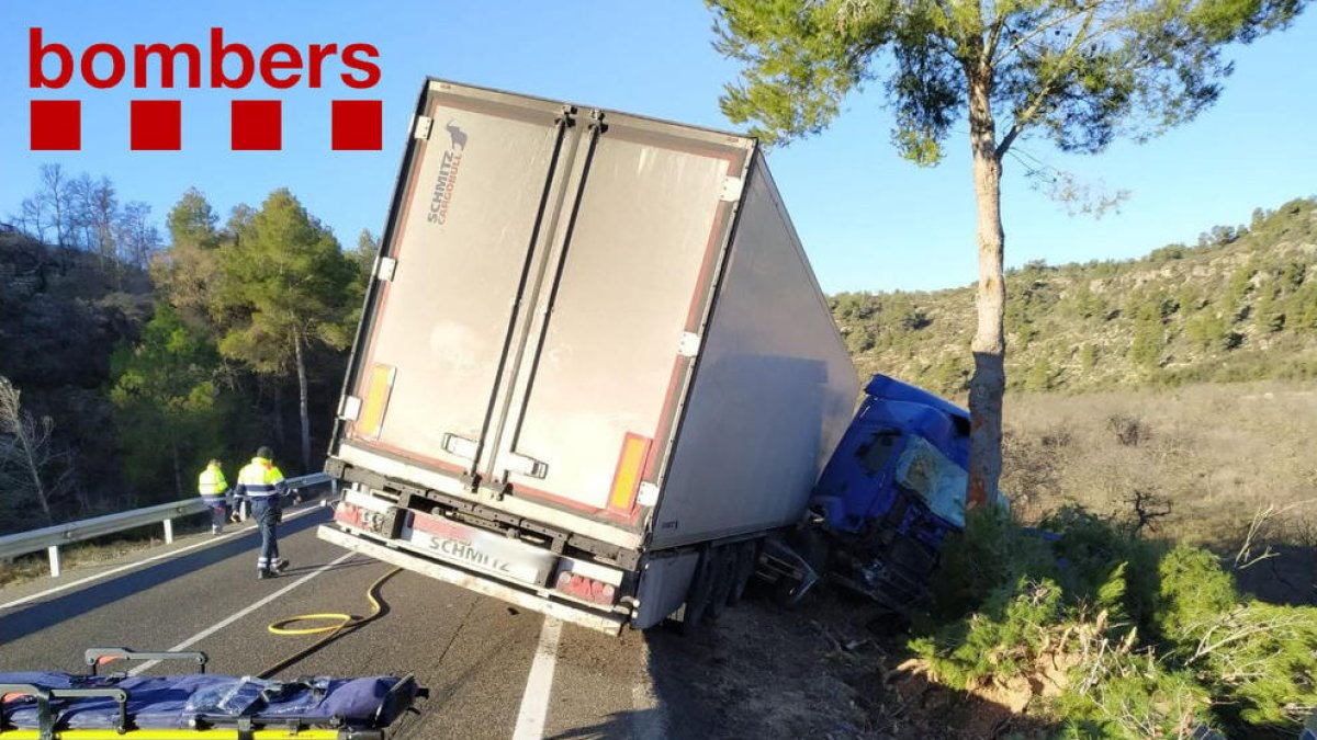 Vista del camió accidentat ahir a la C-12 a Maials.