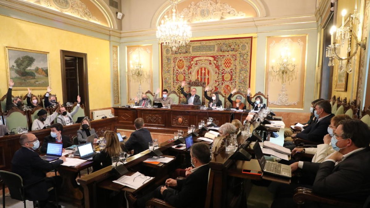El equipo de gobierno de ERC y Junts votan a favor de desestimar las alegaciones junto con el Comú. 