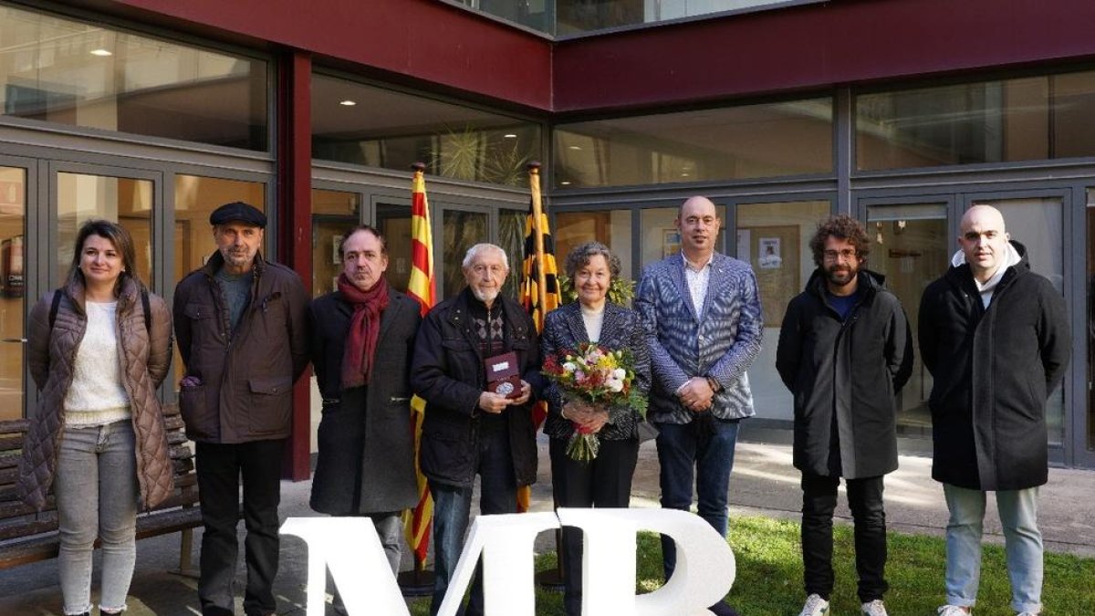 Maria Barbal, ahir després de rebre el premi, amb les autoritats i l’escriptor Josep Vallverdú.