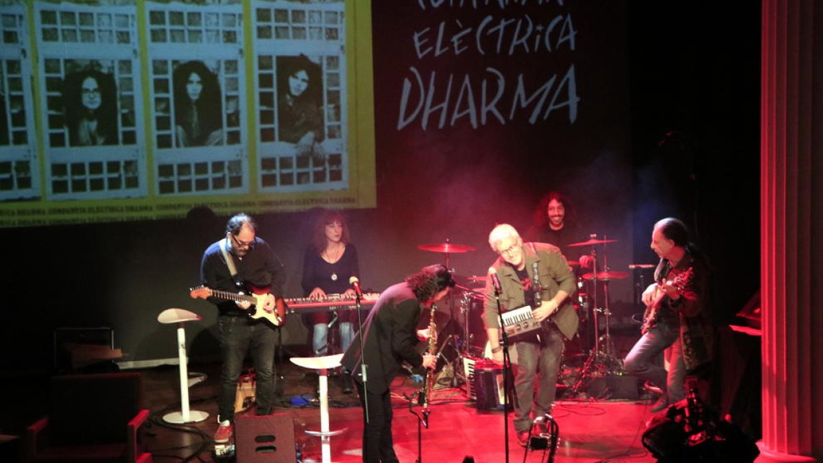 La Companyia Elèctrica Dharma va obrir ahir a Barcelona la celebració dels seus 50 anys de trajectòria.