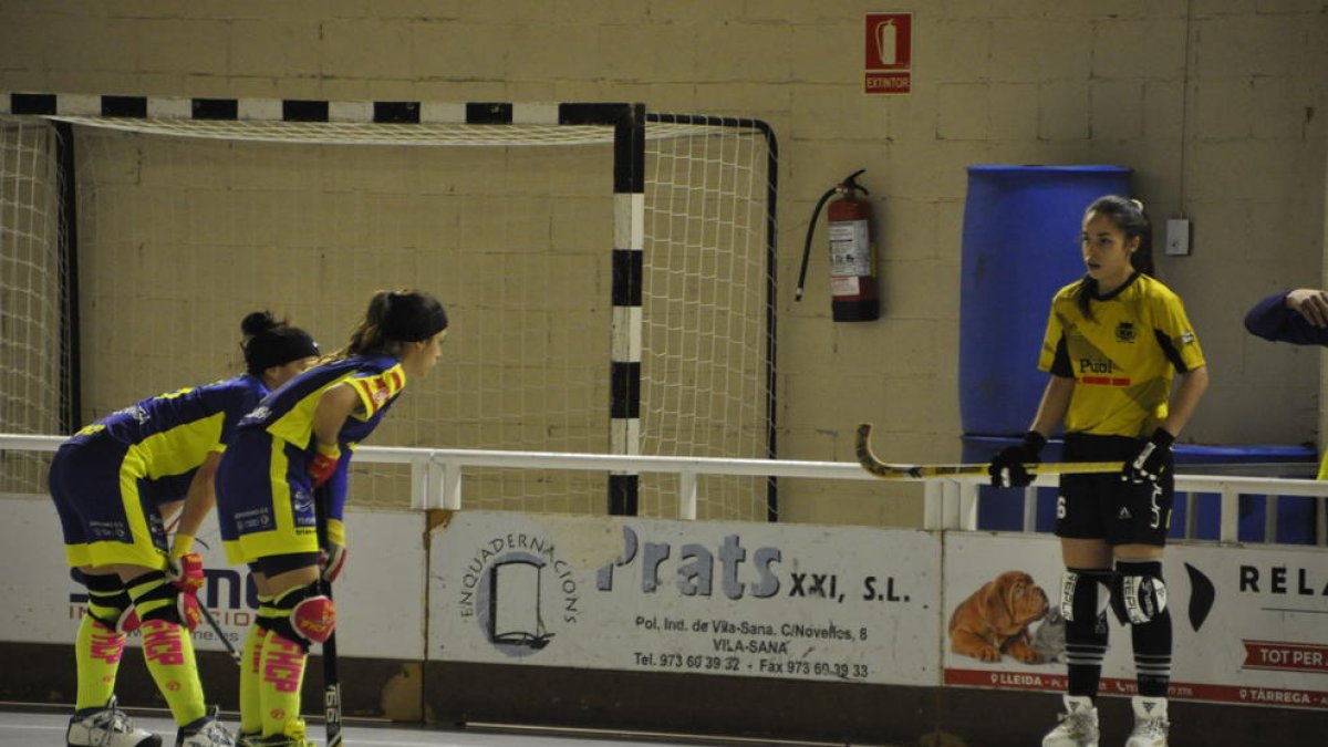 Julieta Fernández, que ahir va assolir els dotze gols des que va arribar, amb la bola davant la mirada de dos jugadores de l’Igualada.