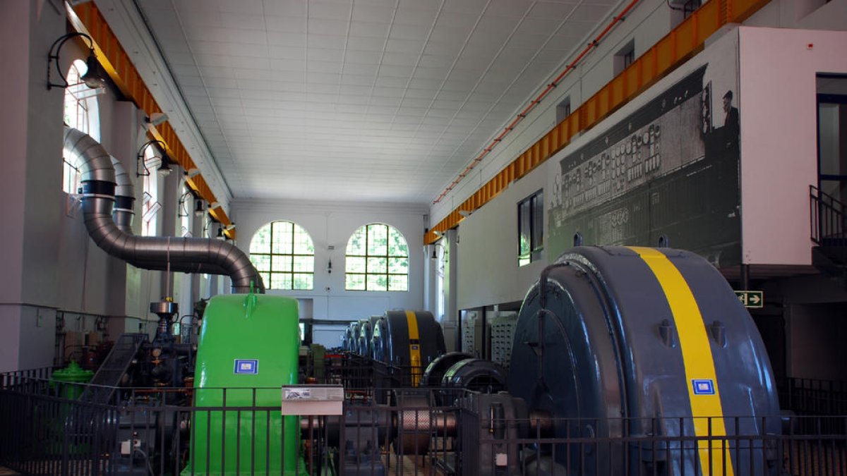 Interior de la central de Capdella, construida hace más de un siglo en el Pirineo y el primer paso para la electrificación de Catalunya.