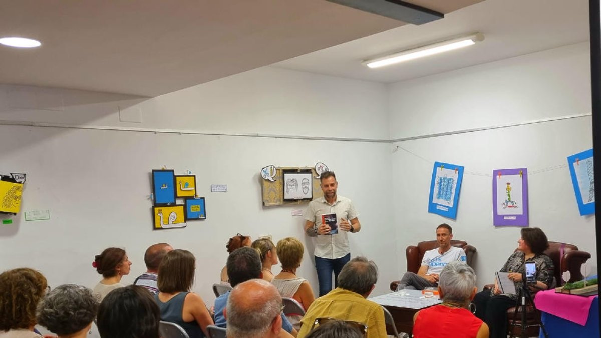 Manel Alías en la presentación de su libro ayer en la irreductible.