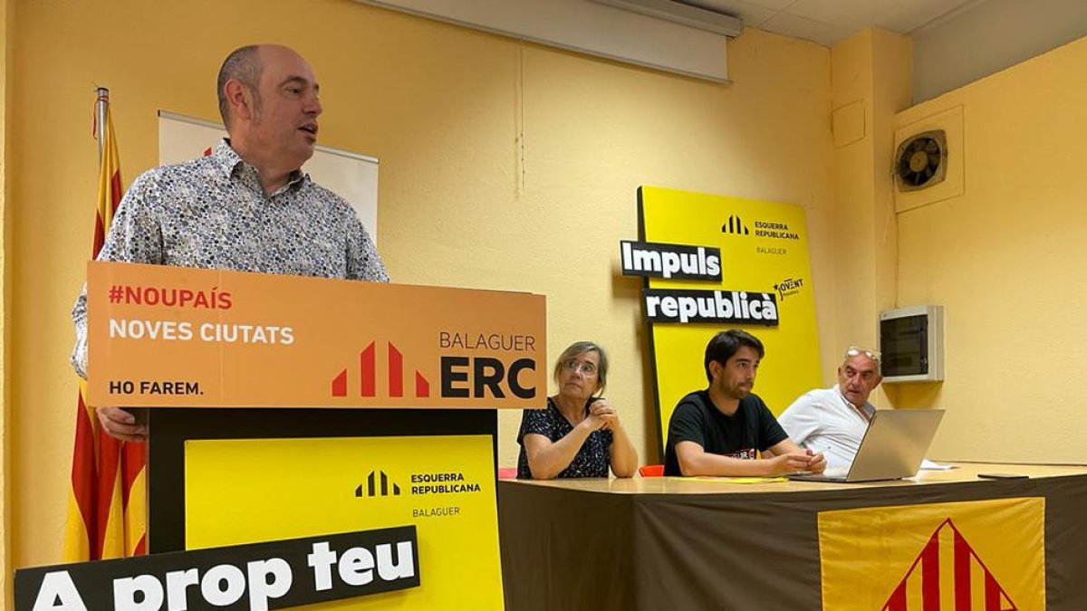 Vidal (esquerra) ahir a l’assemblea d’ERC de Balaguer.