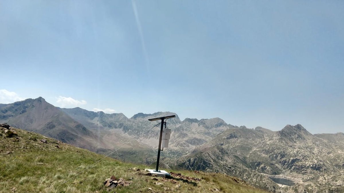 Una de les antenes que s’han instal·lat a la Torre de Capdella.