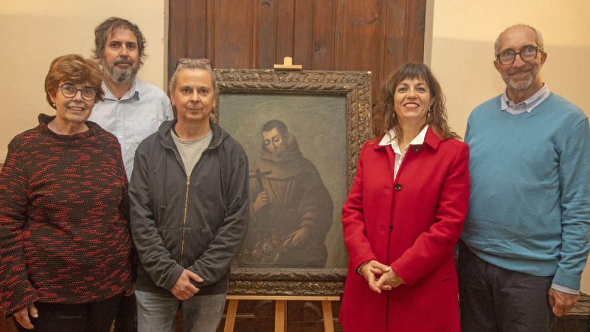 La alcaldesa de Tàrrega, ayer junto a una de las obras y representantes de la familia Tàsies y del museo.