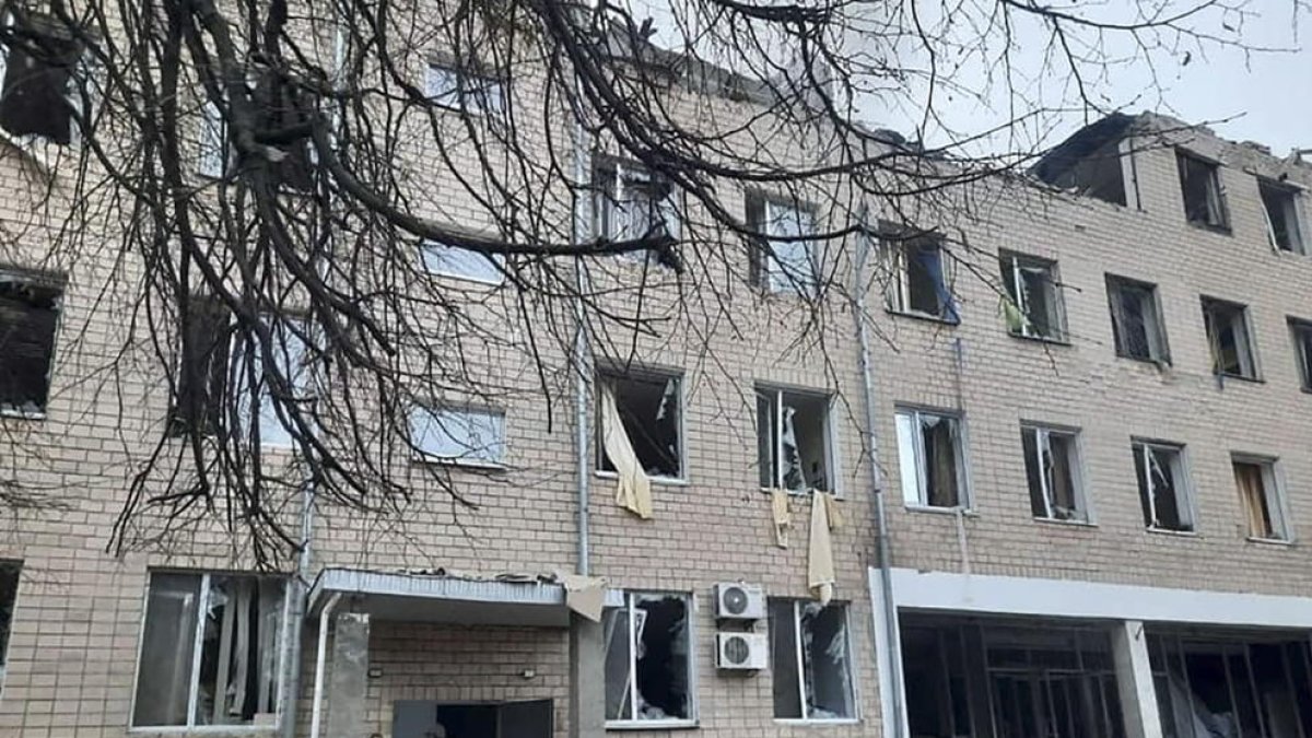 Les seqüeles d’un bombardeig rus llançat contra unes instal·lacions militars ucraïneses a Kíev.