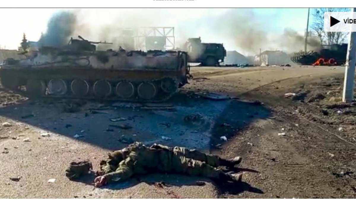 Un soldat ucraïnès jeu mort al costat d’un tanc després d’un dels atacs de les forces russes.