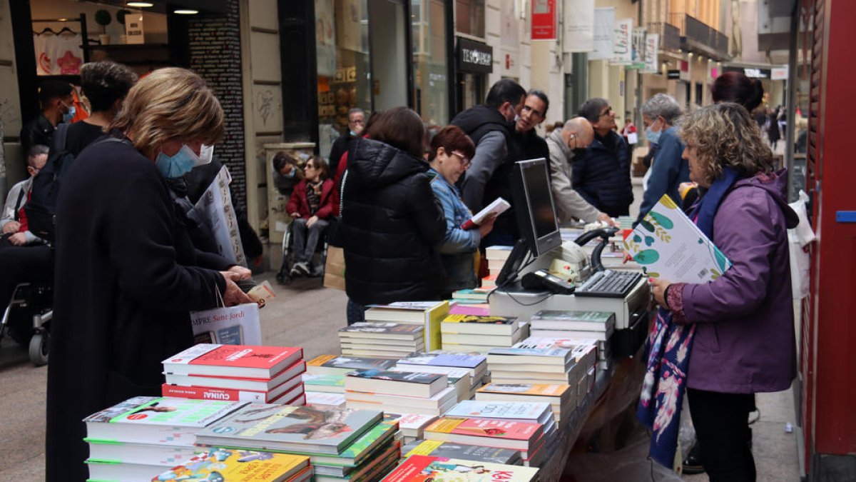 Una parada de libros en el Eix Comercial de Lleida