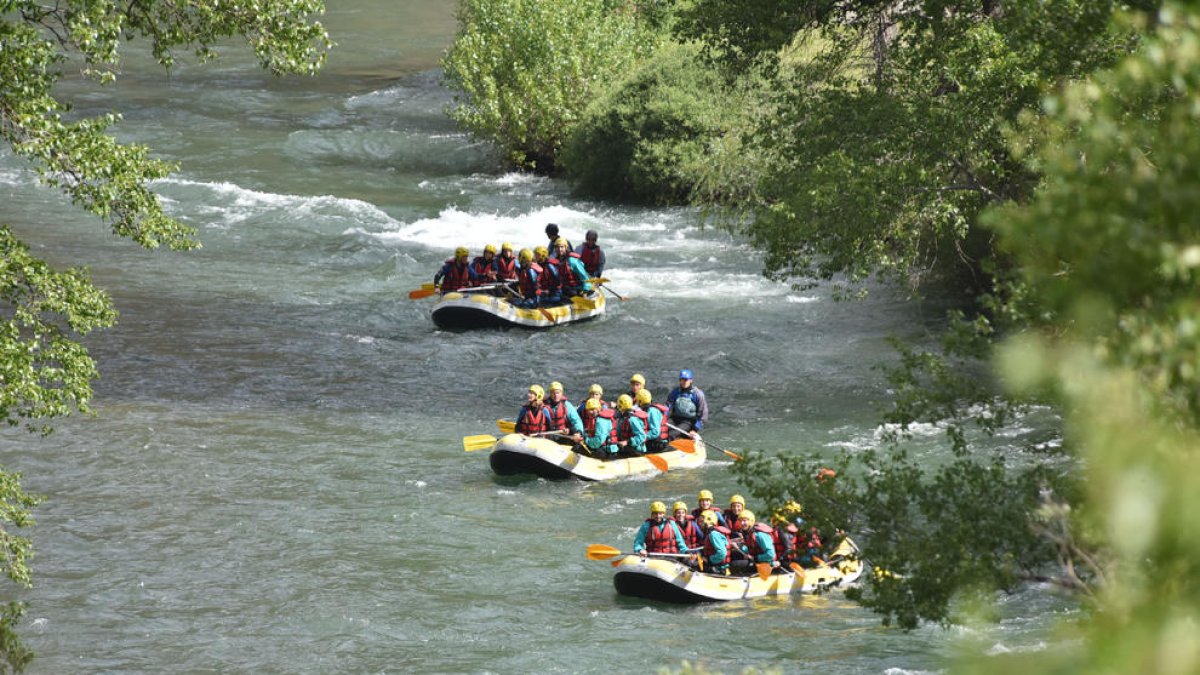 Tres barques de ràfting baixant diumenge per les aigües del riu Noguera Pallaresa.