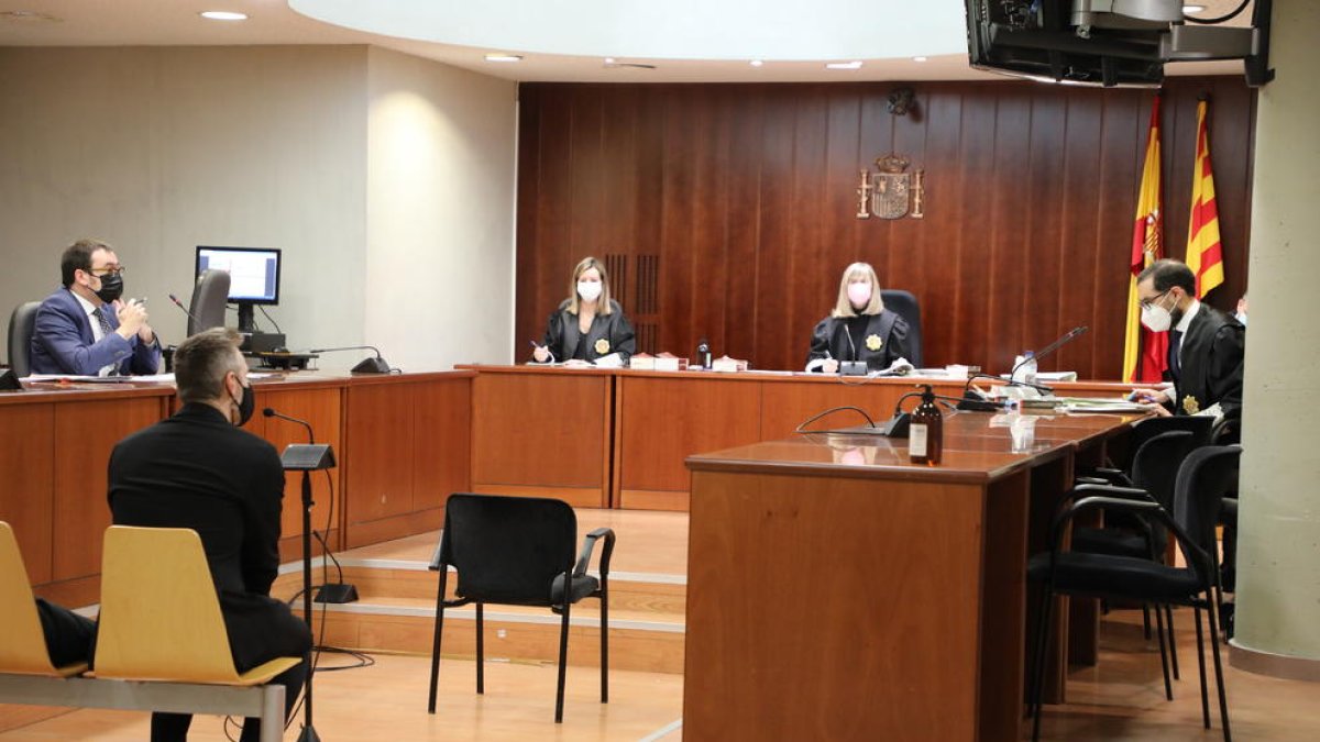 El cabo de la Guardia Urbana acusado, ayer durante el juicio celebrado en la Audiencia de Lleida. 