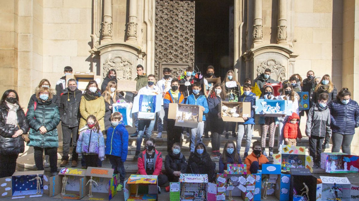 Tàrrega va celebrar ahir el Dia per la No-Violència i la Pau amb un acte a la plaça Major.