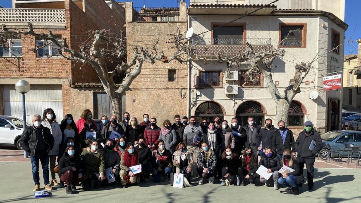 Els alcaldes, regidors i joves que van assistir ahir a la presentació de la campanya.