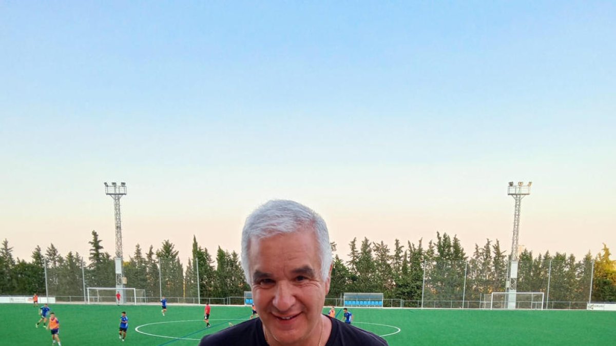 Luis Pereira, ayer viendo el entrenamiento del equipo en Alguaire.